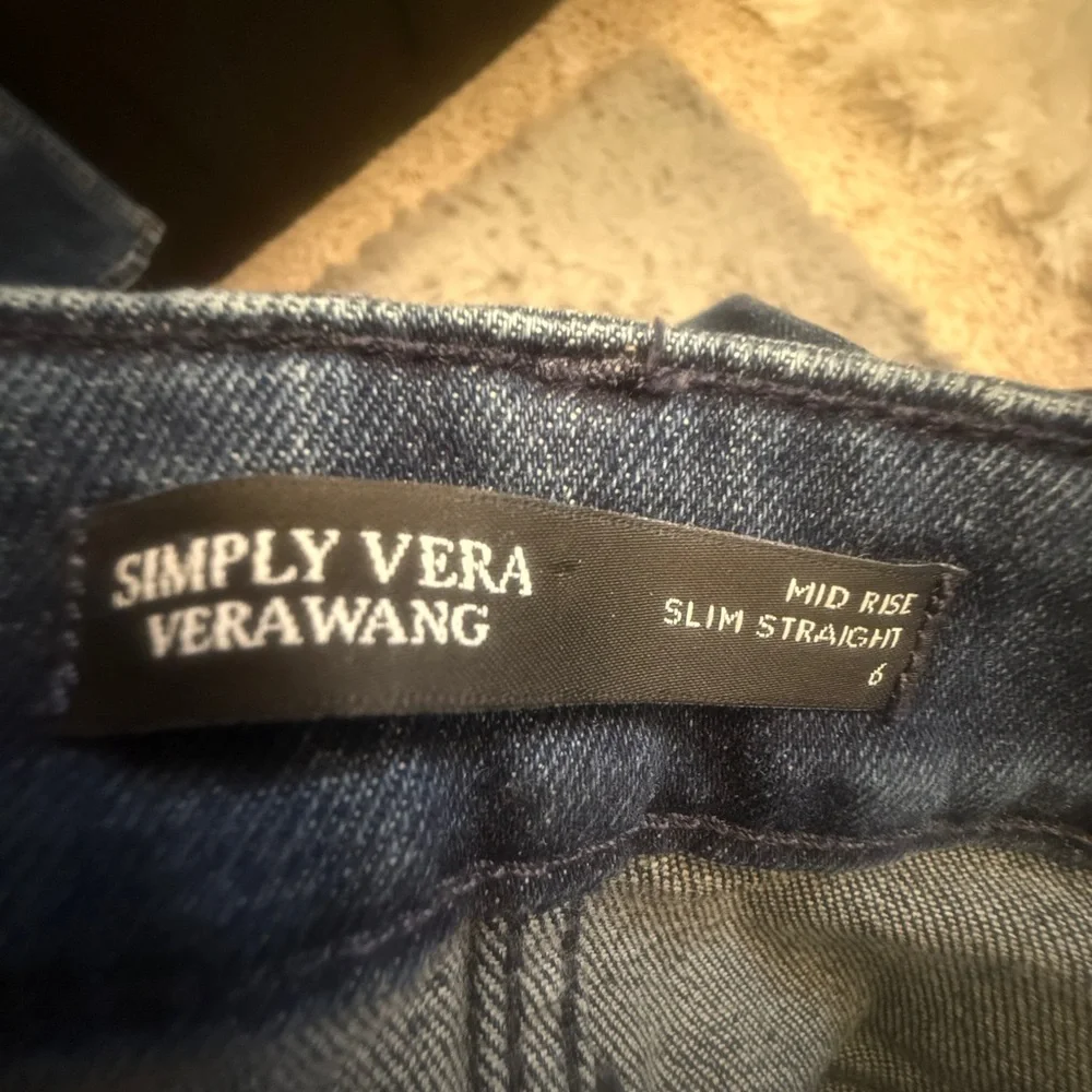 Simply Vera by Vera Wang EUC mid rise slim straight. Body hugging Size 6